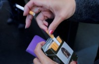 thanh pho phap dau tien cam thuoc la trong cong vien cong cong