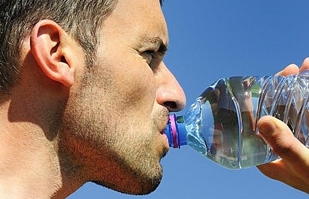 Không thể tin nổi con người đang "nạp" vào cơ thể nhiều nhựa đến thế nào