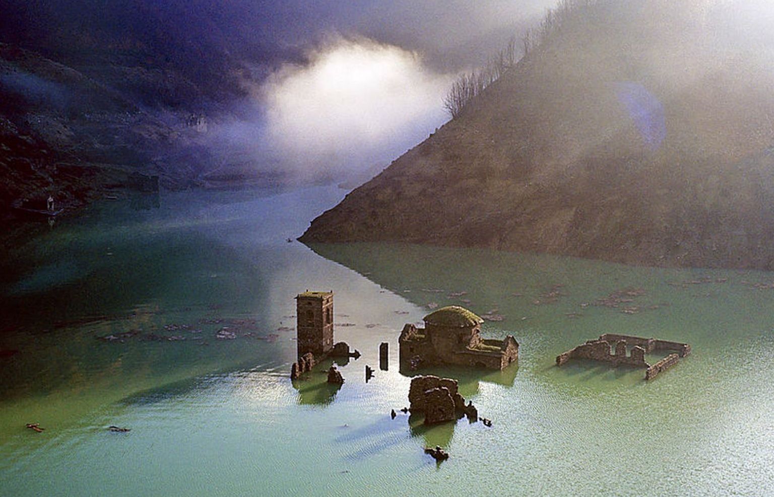 'Ngôi làng ma' chìm dưới nước bất ngờ nổi lên