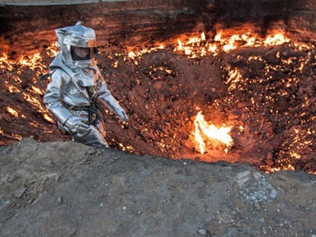 eorge Kourounis là cá nhân đầu tiên xuống thám hiểm đáy Cổng địa ngục ở Turmenistan, khi đó ông phải mặc bộ đồ bảo hộ chịu nhiệt đặc biệt. (Nguồn: Insider) 2821 thanhbinh 236 docx 1592957930360