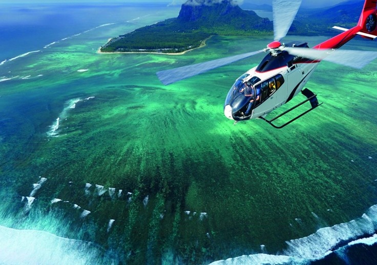 Cảnh quan thác nước luôn rất ngoạn mục, nhưng điều tạo nên sự đặc sắc không thể bỏ qua từ thác nước dưới biển này là do ảo ảnh quang học đầy mê hoặc tạo ra. 3530 heli flight mauri