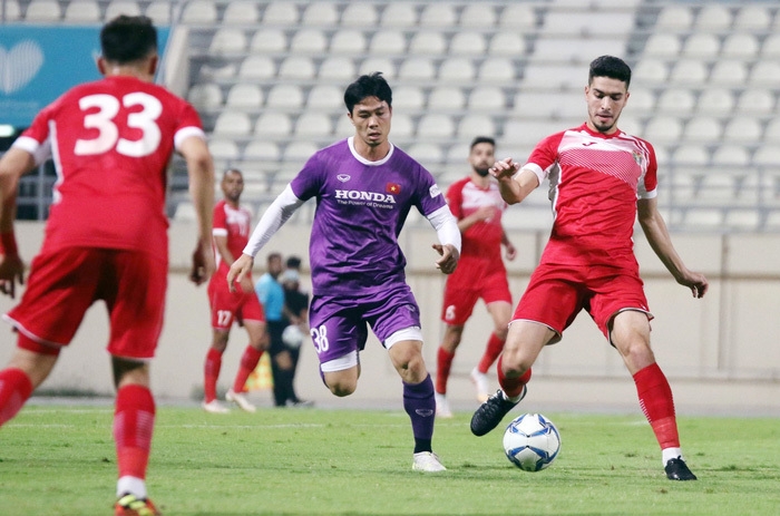 Đội tuyển Việt Nam 1 - Jordan: Thủ môn Văn Toản cản phá xuất thần, nhiều tuyển thủ Việt Nam phải chườm đá; HLV Vital Borkelmans chia sẻ với báo giới