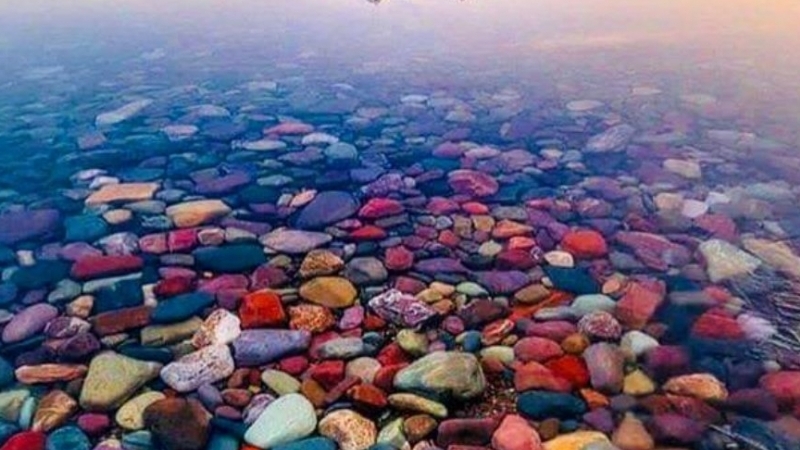 Ngắm hồ nước đẹp như tranh, trong veo ngập tràn các viên sỏi 7 sắc cầu vồng