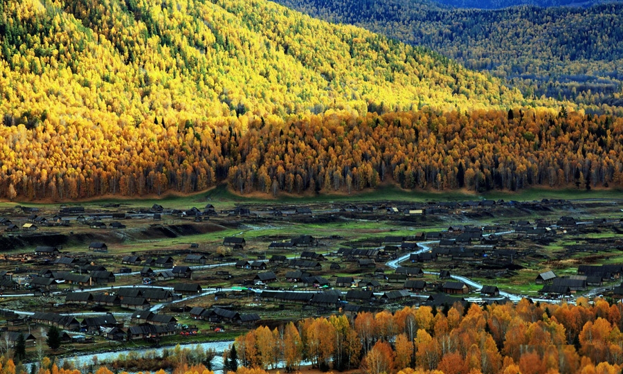 Khu tự trị Tân Cương (Trung Quốc) luôn là vùng đất ẩn chứa nhiều nét đẹp bí ẩn, ngay cả với du khách Trung Quốc. Để đến Tân Cương, bạn cần nhiều thủ tục hơn so với những tour du lịch tự túc thông thường. Chính bởi rào cản này mà phong cảnh ở Tân Cương vẫn giữ được nhiều nét hoang sơ.