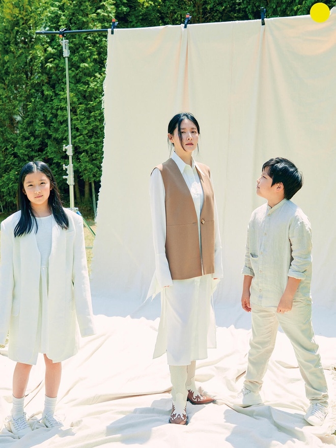 Lee Young Ae vừa hé lộ loạt ảnh cô chụp cho tạp chí thời trang Noblesse (Hàn Quốc), số tháng 6/2021. Bộ ảnh được thực hiện tại biệt thự tại Yangpyeong, tỉnh Gyeonggi của gia đình Lee Young Ae và có sự tham gia của hai con của cô, cặp sinh đôi 10 tuổi.