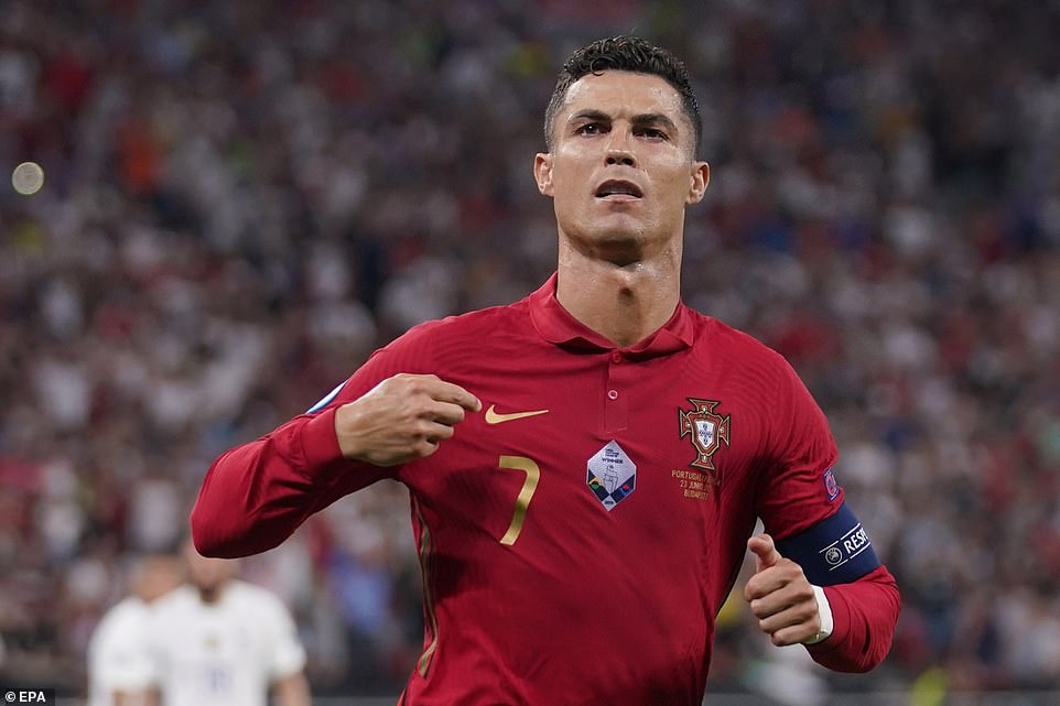 Cristiano Ronaldo đang tạm dẫn đầu Vua phá lưới EURO 2021 và những hình ảnh đáng nhớ cùng đội tuyển Bồ Đào Nha