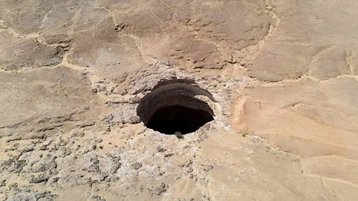 Hố khổng lồ bí ẩn như giếng địa ngục, thách thức giải đáp của các nhà khoa học