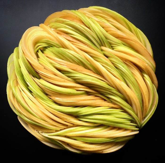 Với các đầu bếp chuyên nghiệp, ngoài việc nấu ăn ngon thì trang trí thành phẩm cũng quan trọng không kém, thậm chí còn trở thành một bộ môn nghệ thuật. Sắc màu tự nhiên của mỗi thành phần có thể giúp cho việc trang trí thêm sáng tạo. Các đầu bếp bánh cũng có cách riêng của mình để biến mỗi chiếc bánh khi ra lò trở nên ấn tượng hơn. Chiếc bánh được phủ một lớp táo tươi với màu vàng và xanh, xếp so le, uốn lượng như những con sóng. (Nguồn: Insider)