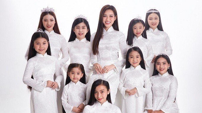 Hoa hậu Đỗ Thị Hà chụp ảnh cùng dàn mẫu nhí kỷ niệm ngày 1/6
