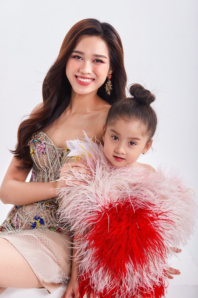 Các mẫu nhí phấn khích khi được làm việc chung cùng Hoa hậu Đỗ Thị Hà.