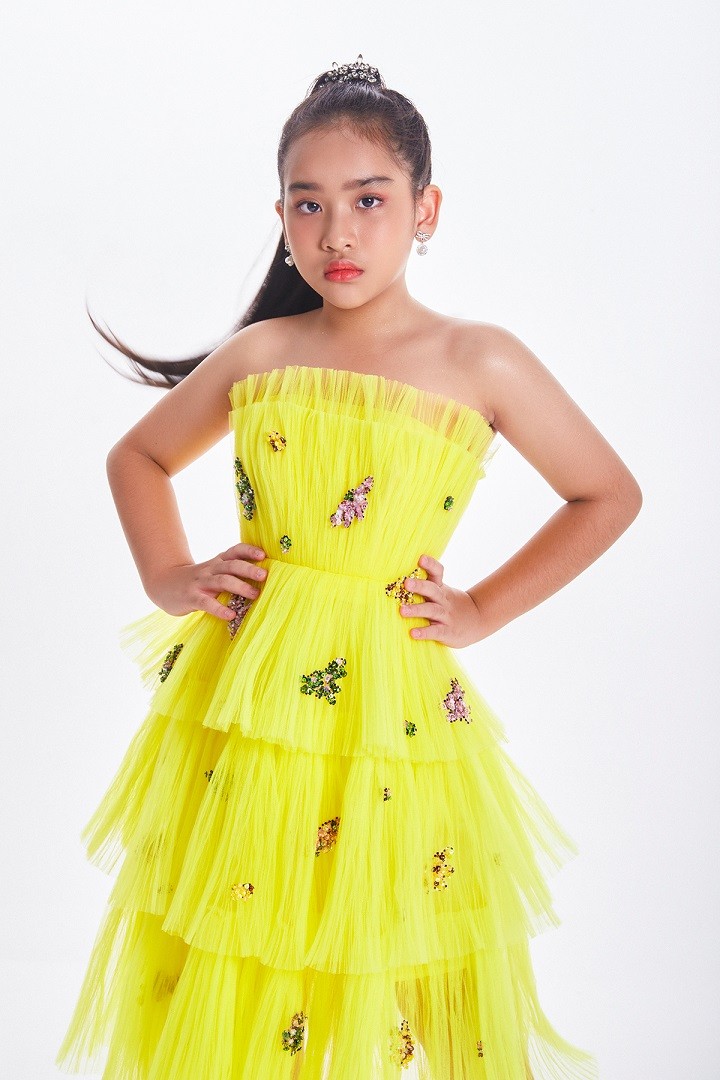 Thiết kế váy vải tuyn tông vàng được trang trí họa tiết ánh kim sinh động.