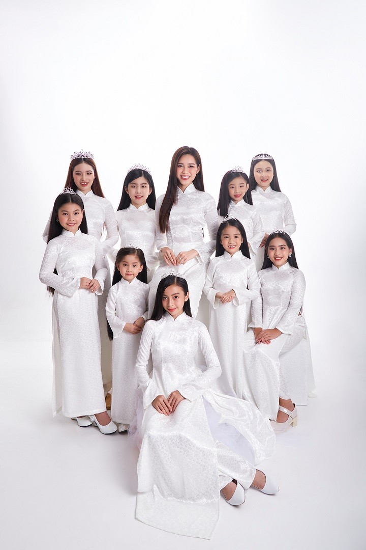 Bên cạnh trang phục dạ tiệc sắc màu rực rỡ, áo dài thanh nhã, tôn nét duyên dáng cho hoa hậu và dàn mẫu nhí.