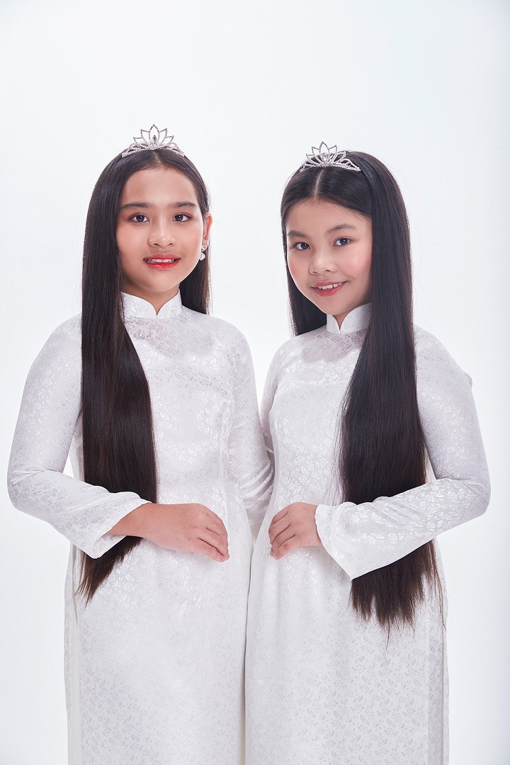 Mẫu nhí được để tóc suông dài, đội vương miện dựa theo tạo hình duyên dáng của hoa hậu Việt Nam.