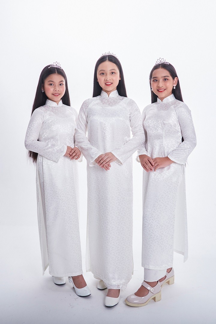 Bộ ảnh được thực hiện với sự hỗ trợ của giám đốc sản xuất Mỹ Yến, ý tưởng Trần Trọng, nhiếp ảnh Nguyễn Dương, trang phục Thuận Việt - Huy Trần, trang điểm và làm tóc Dương Hữu Nghĩa - team Đỗ Phước Lợi, người mẫu Almira Bảo Hà - Emily Yang - Lunar Chong - Hồ Ngọc Nhã Uyên - Quỳnh Anh - Celine - Mộc Thảo - Miu Miu - Suri Thiên Kim.