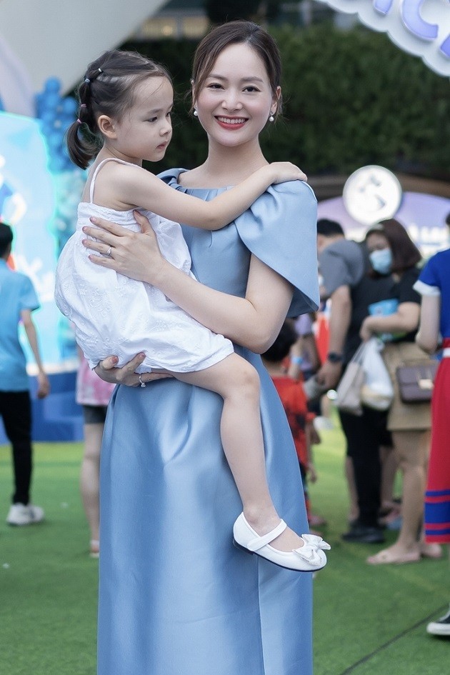 Con gái diễn viên Lan Phương 'chăm chỉ' theo mẹ dự sự kiện