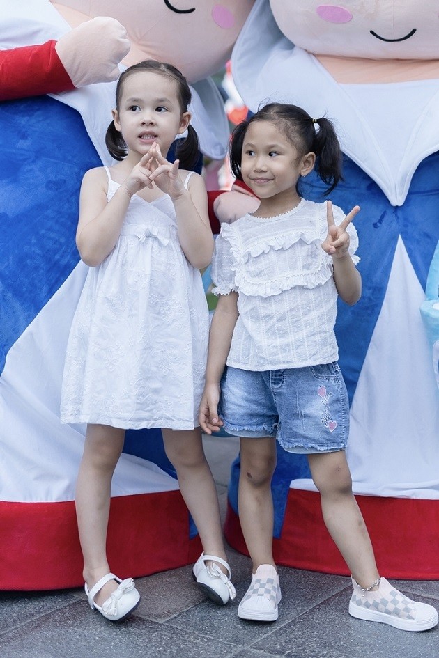 Con gái diễn viên Lan Phương 'chăm chỉ' theo mẹ dự sự kiện