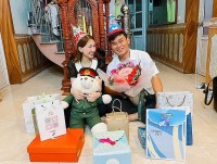 Ca sĩ Hòa Minzy đón sinh nhật rực rỡ sắc màu từ Nam ra Bắc