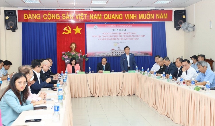 Ông Phùng Công Dũng cam kết sẽ đồng hành, hỗ trợ và là cầu nối cho DN trong và ngoài nước, góp phần đưa hàng hóa Việt ra thị trường thế giới (Ảnh: Bảo Lan) Ông Phùng Công Dũng cam kết sẽ đồng hành, hỗ trợ và là cầu nối cho DN trong và ngoài nước, góp phần đưa hàng hóa Việt ra thị trường thế giới (Ảnh: Bảo Lan)