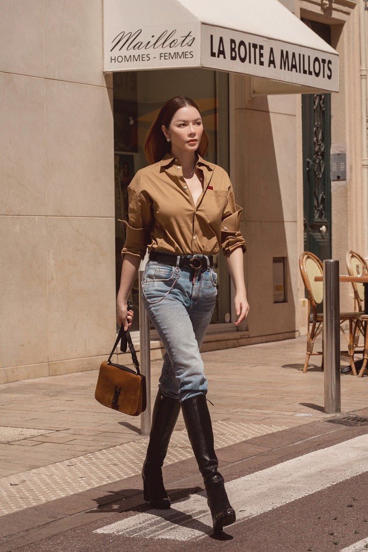 Sau khi dự Liên hoan phim Cannes Lý Nhã Kỳ ở lại châu Âu ít ngày để nghỉ ngơi, đi tham quan và mua sắm.  Trái ngược hình ảnh lộng lẫy khi sải bước trên thảm đỏ, ngoài đời nữ diễn viên chuộng street style đơn giản, hiện đại.