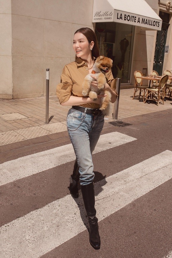 Thời trang ngọt ngào của Lý Nhã Kỳ khi dạo phố châu Âu