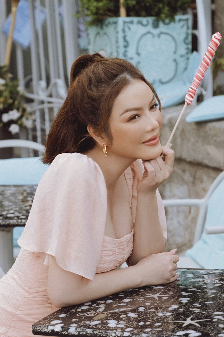 Thời trang ngọt ngào của Lý Nhã Kỳ khi dạo phố châu Âu