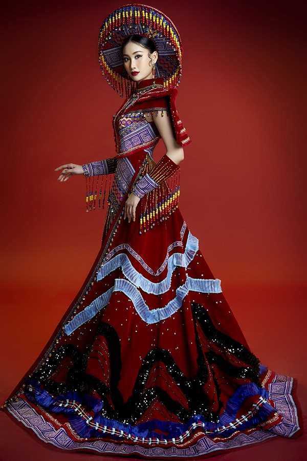 Bộ trang phục được đặt tên 'Hợp sắc liên tỏa' là lý tưởng của Nguyễn Minh Tuấn và Đoàn Hồng Trang, sử dụng chất liệu và họa tiết trong váy áo truyền thống của nhiều dân tộc thiểu số miền núi phía Bắc trên phom dáng áo dài.