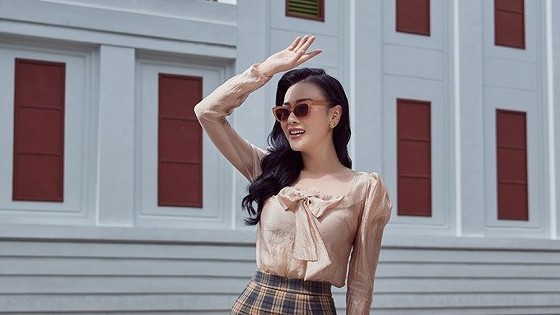Phương Oanh lập thương hiệu thời trang riêng, tự làm mẫu bộ sưu tập đầu tay