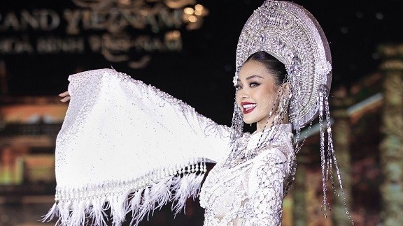 Mỹ nhân Thái Lan trình diễn áo dài cùng các Hoa hậu và Á hậu Việt Nam