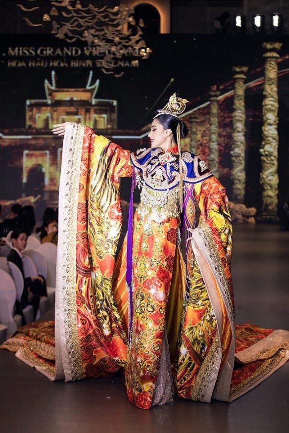 Mỹ nhân Thái Lan trình diễn áo dài cùng các Hoa hậu và Á hậu Việt Nam