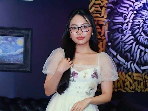 Đôi giày thắt nơ đính đá lấp lánh được lòng các sao Việt nữ