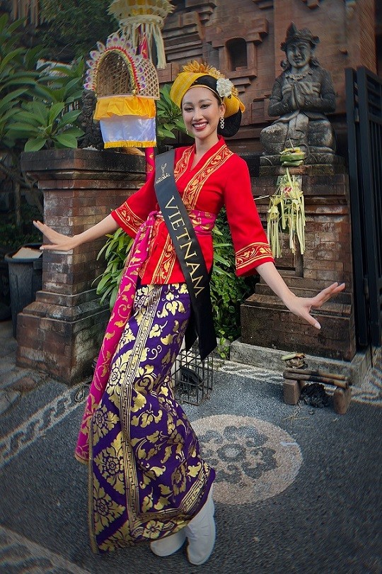 Thời trang của Đoàn Hồng Trang tại Miss Global 2022