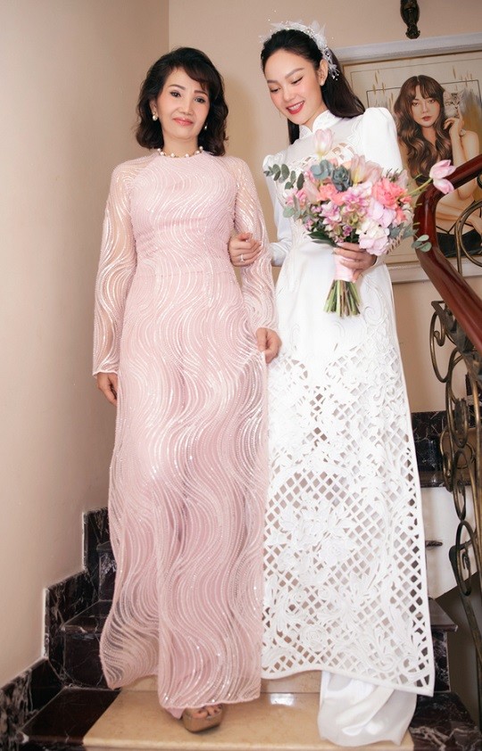 Lễ gia tiên của Minh Hằng cùng chồng - doanh nhân Quốc Bảo - diễn ra tại nhà gái ở TP HCM. Nữ ca sĩ thắt chặt an ninh nhằm đảm bảo riêng tư cho gia đình. Lễ gia tiên của Minh Hằng cùng chồng - doanh nhân Quốc Bảo - diễn ra tại nhà gái ở TP HCM. Nữ ca sĩ thắt chặt an ninh nhằm đảm bảo riêng tư cho gia đình.