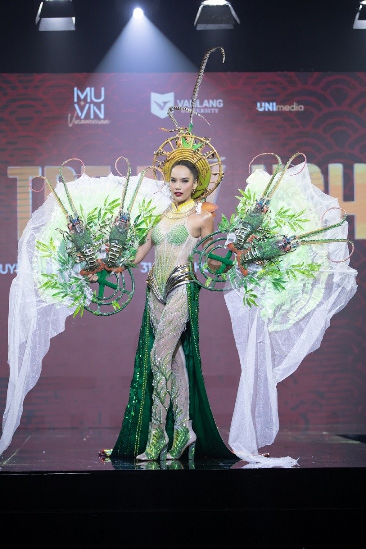 'Tôm tre mỹ nghệ' lấy cảm hứng từ làng nghề thủ công mỹ nghệ ở Bình Định do Nguyễn Minh Khôi thiết kế giành giải ba. Trang phục giúp thí sinh Lê Hoàng Phương khoe hình thể gợi cảm, kỹ năng trình diễn tự tin trên sân khấu.