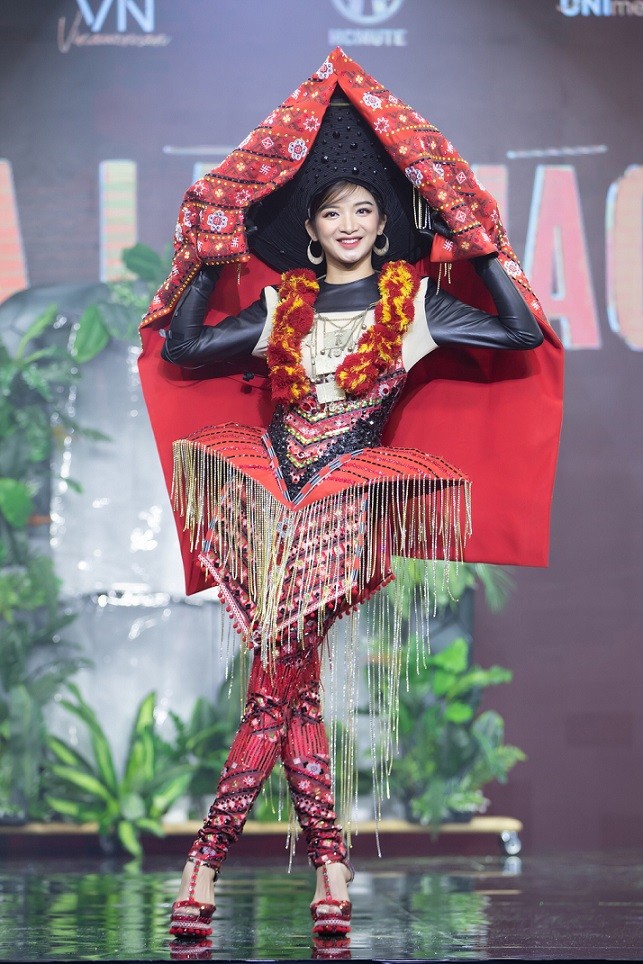 'Tình ta là thác đỏ' do Phạm Bá Phúc thiết kế. Đinh Y Quyên catwalk tự tin, tôn vinh trang phục mang nét tự tin, hiện đại, bản lĩnh của người phụ nữ Dao Đỏ.