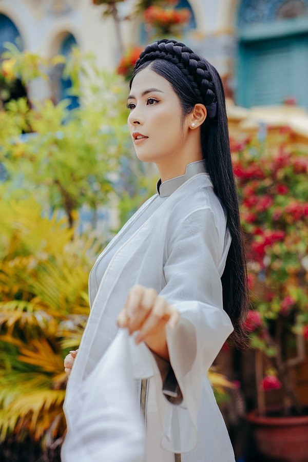 Hoa hậu Ngọc Hân khoe sắc cùng áo dài tự thiết kế ở nhà cổ miền Tây
