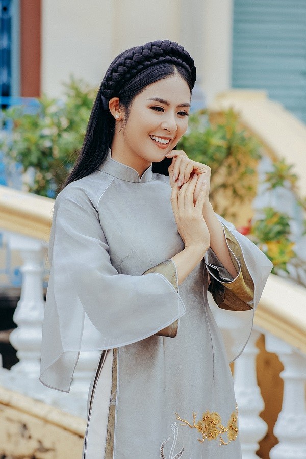 Hoa hậu Ngọc Hân khoe sắc cùng áo dài tự thiết kế ở nhà cổ miền Tây
