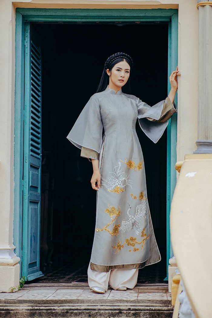 Hoa hậu Ngọc Hân khoe sắc cùng áo dài tự thiết kế ở nhà cổ miền Tây