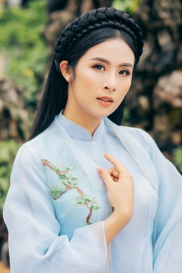 Hoa hậu Ngọc Hân khoe sắc cùng áo dài tự thiết kế ở nhà cổ miền Tây