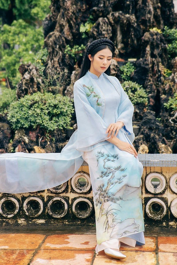 Hoa hậu Ngọc Hân khoe sắc cùng áo dài tự thiết kế ở nhà cổ miền Tây