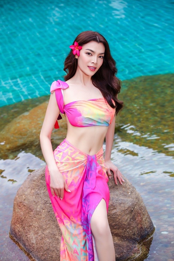 Khi làm điệu với hoa tươi cài mang tai, Trân Đài tháo khuyên tai để tổng thể không bị rối mắt, nhiều chi tiết.