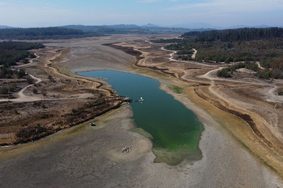 Chile: Biển đổi khí hậu, hồ nước cạn trơ đáy sau 13 năm