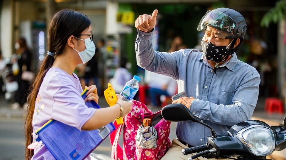 Hà Nội: Phụ huynh động viên, căn dặn thí sinh trước khi thi vào lớp 10