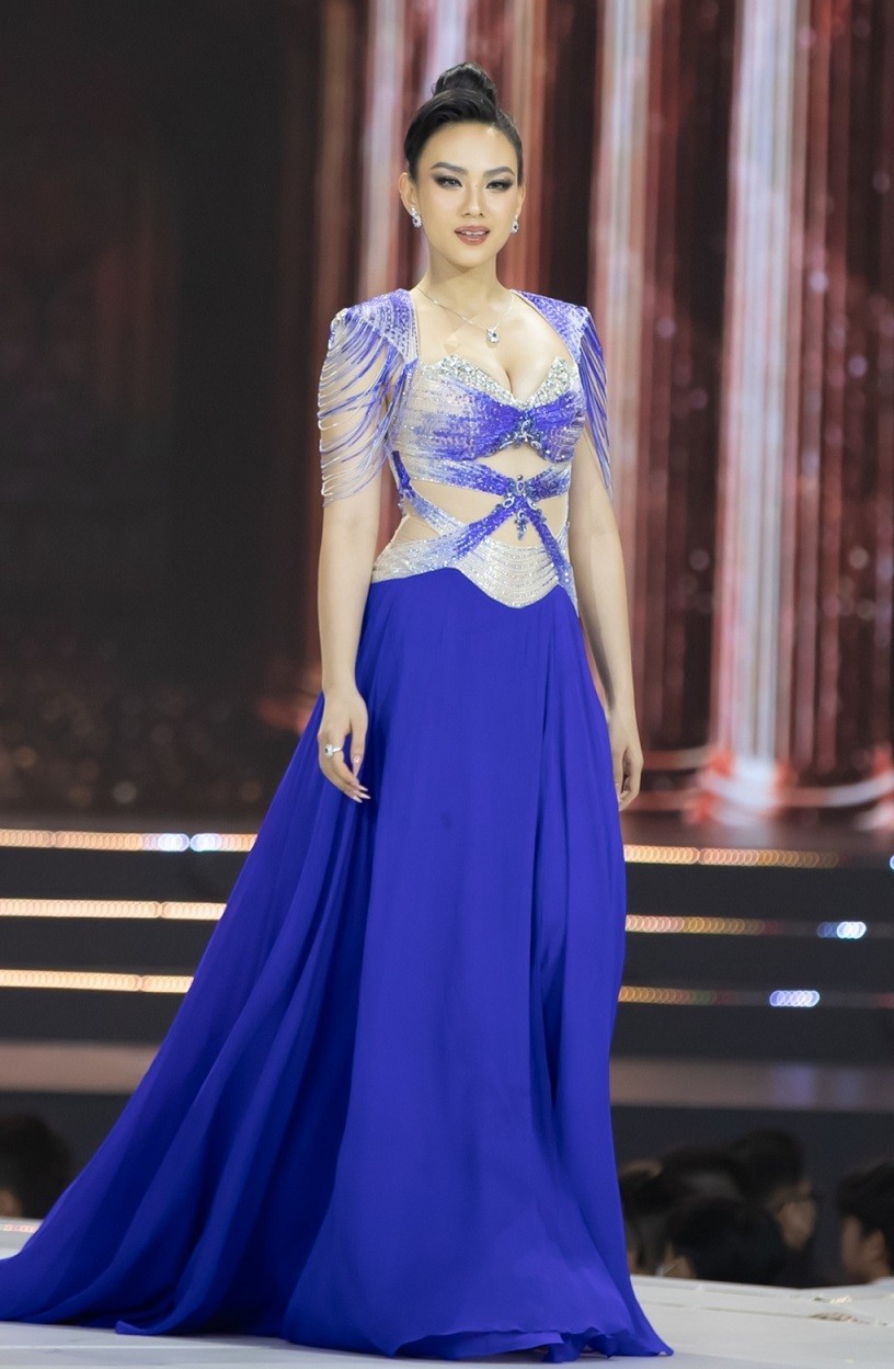 Nguyễn Võ Ngọc Anh mặc đầm của NTK Linh San.