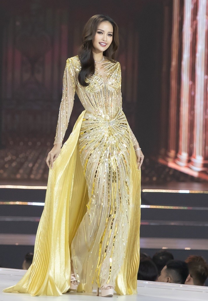 Nguyễn Thị Ngọc Châu diện đầm lấy cảm hứng từ hình ảnh mặt trời, sao băng của NTK Chung Thanh Phong. Thiết kế ôm sát tôn vẻ gợi cảm cho người mặc. Thí sinh được trao danh hiệu 'Đại sứ môi trường' trong đêm thi.