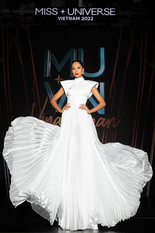 Trang phục đơn sắc được đầu tư về cấu trúc độc đáo cho vai, eo và tà váy cũng được H'Hen Niê yêu thích.