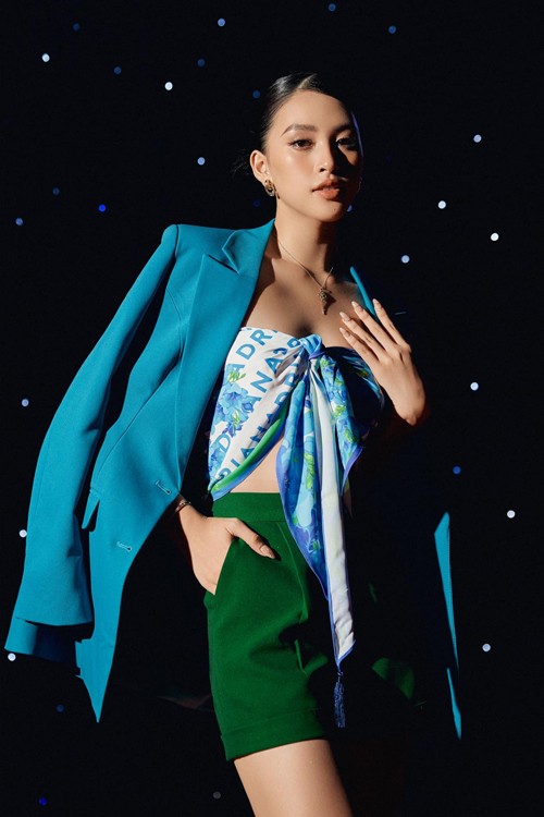 Hoa hậu Tiểu Vy với phong cách trẻ trung khi sử dụng khăn lụa buộc hững hờ cùng áo blazer dáng rộng. Hoa hậu Tiểu Vy với phong cách trẻ trung khi sử dụng khăn lụa buộc hững hờ cùng áo blazer dáng rộng.
