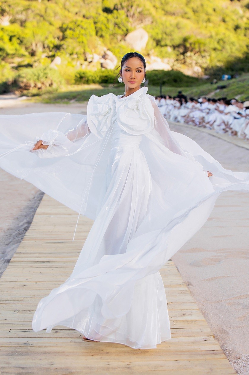 Show thời trang Đỗ Mạnh Cường tôn vinh màu trắng