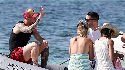 Lionel Messi chụp ảnh với fan tại kỳ nghỉ gia đình cùng nhà Luis Suarez và Fabregas