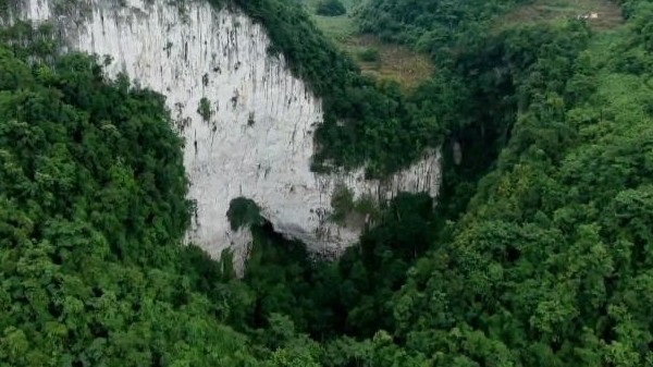 Trung Quốc phát hiện hố sụt khổng lồ chứa hóa thạch động vật biển cổ đại hơn 200 triệu năm tuổi
