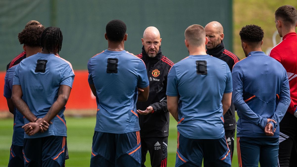 Man Utd: Buổi tập đầu tiên của HLV Erik ten Hag và chốt giá ký De Jong